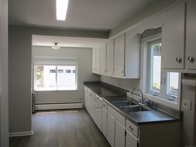 Building Photo - 10 Leuvine St