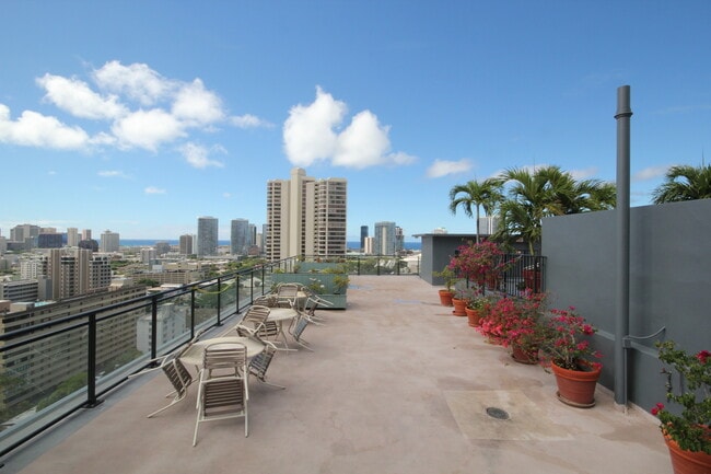 Building Photo - 1 bedroom, 1 bath, 1 Parking. End Unit! Am...