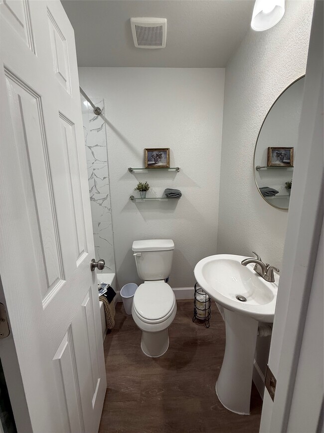 Building Photo - 3610 Newton Dr