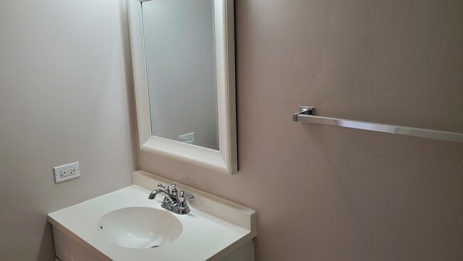 Bathroom - 1212 N LaSalle Dr