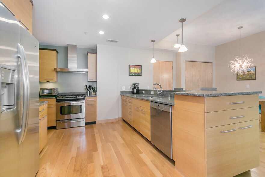 Building Photo - 309 W Washington Ave