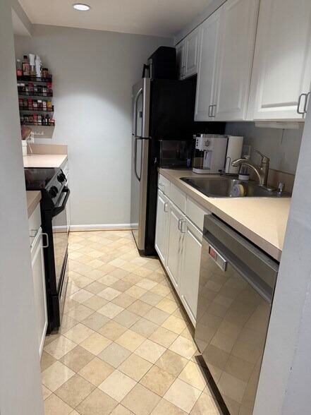 Building Photo - 911 S Charles St