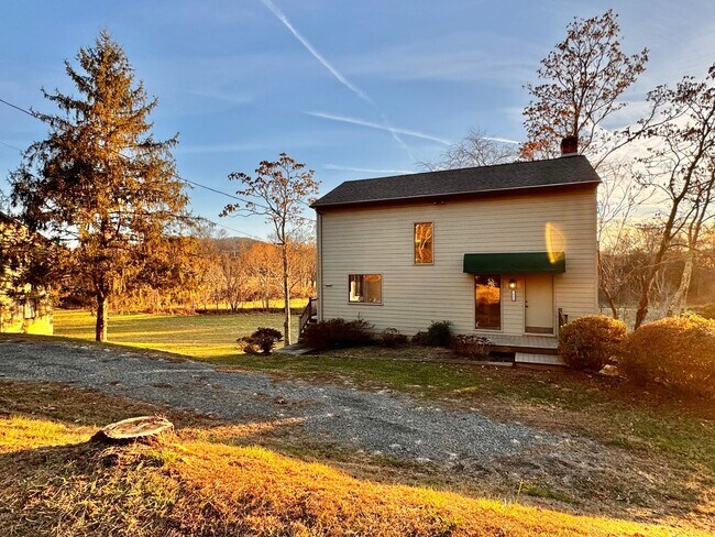 Building Photo - 2442 Red Hill Rd