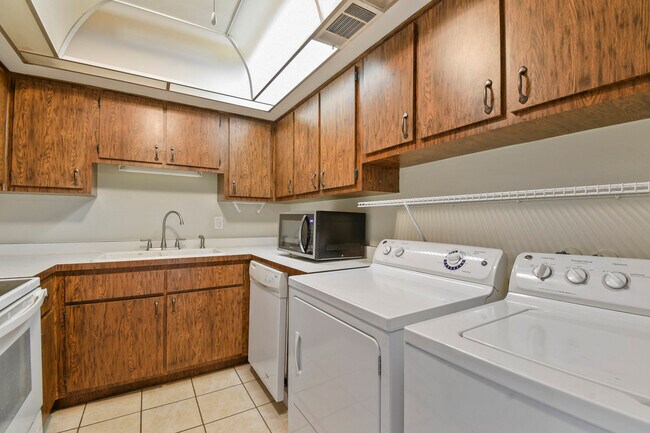 Building Photo - 40 Club House Dr