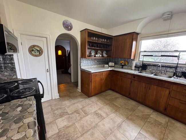 Building Photo - Farmhouse Short Term Partially Furnished (Available now through September)