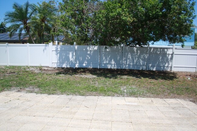 Building Photo - Charming Home in a Prime Location – Update...