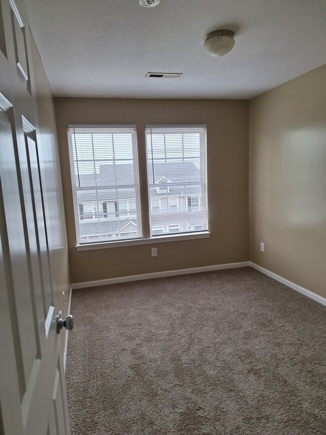 Building Photo - 994 N Findley St