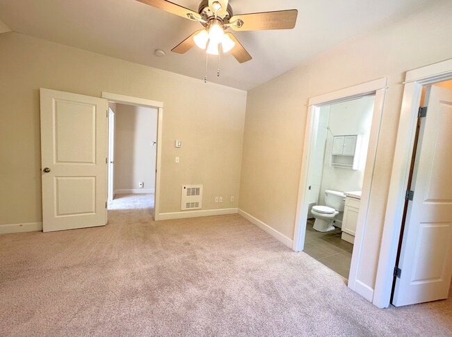 Building Photo - Spacious 3bed/3.5bath Townhome in West Sea...