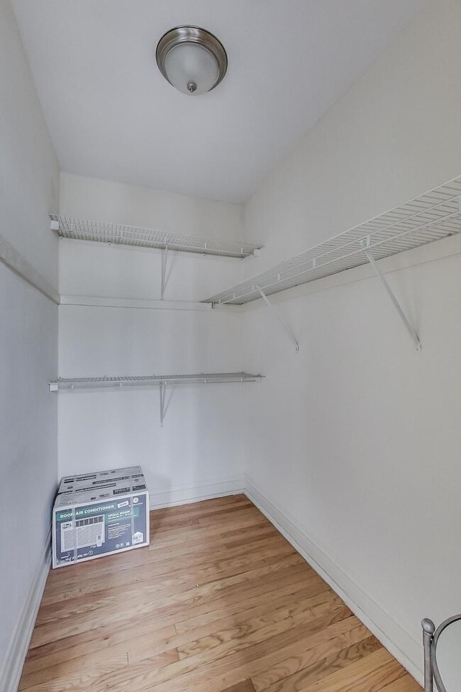 Building Photo - 1824 N Lincoln Park W