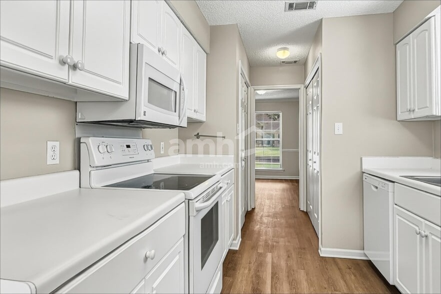 Building Photo - 8 Sandy Pond Ct
