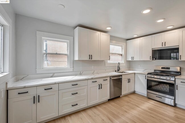 Building Photo - 865 40th St