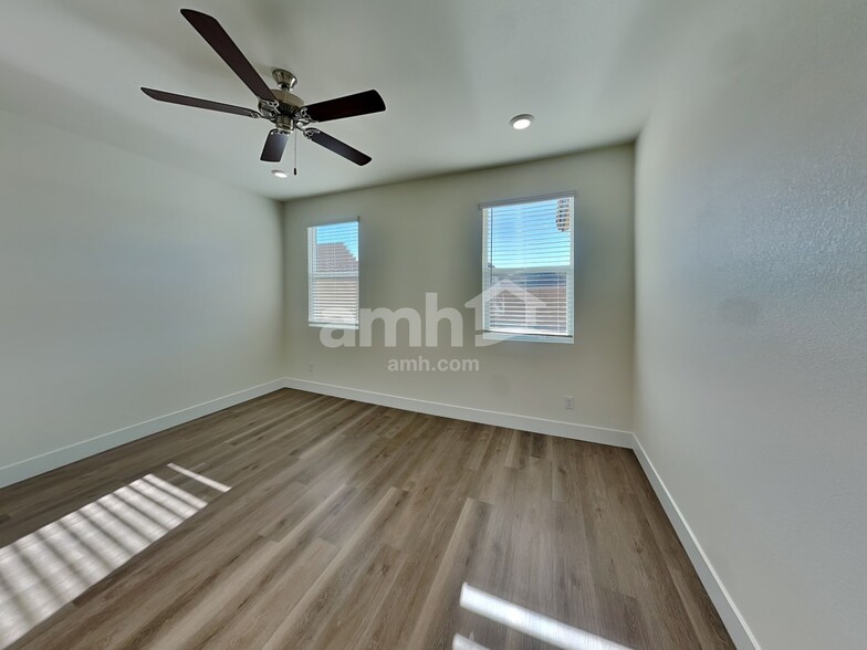 Building Photo - 850 English Primrose St