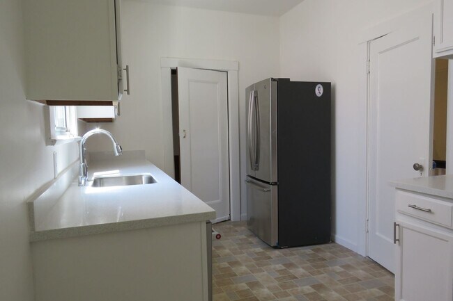 Building Photo - 152A