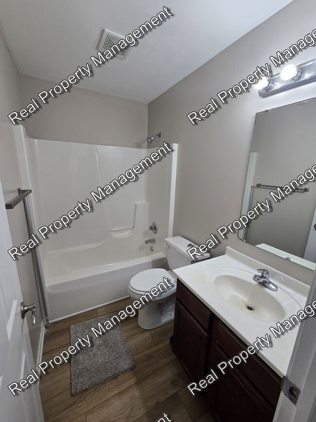 Building Photo - Updated Three Bedroom Duplex