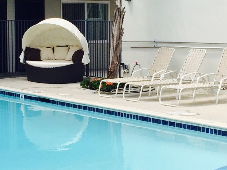 Relaxing pool - Premier Apartments