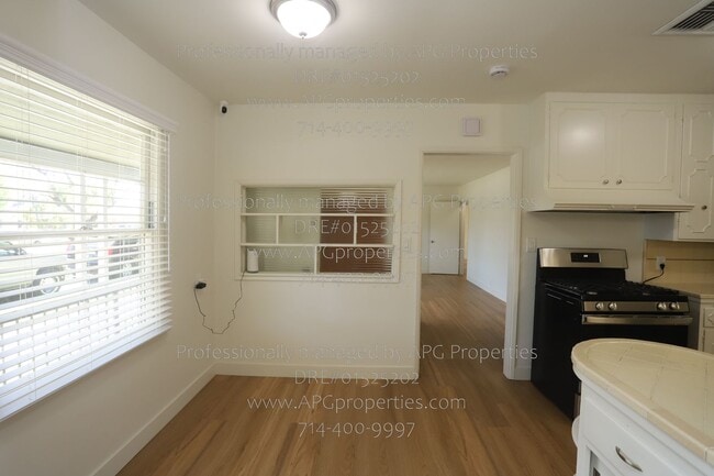 Building Photo - 919 W Wilshire Ave