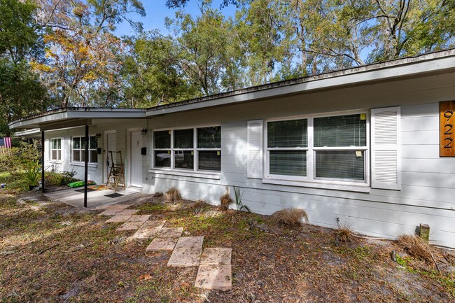 Building Photo - Remodeled 2 bedroom 1 bath duplex located ...