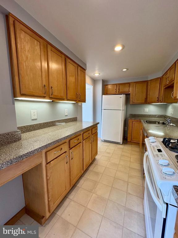 Building Photo - 801 Yale Ave