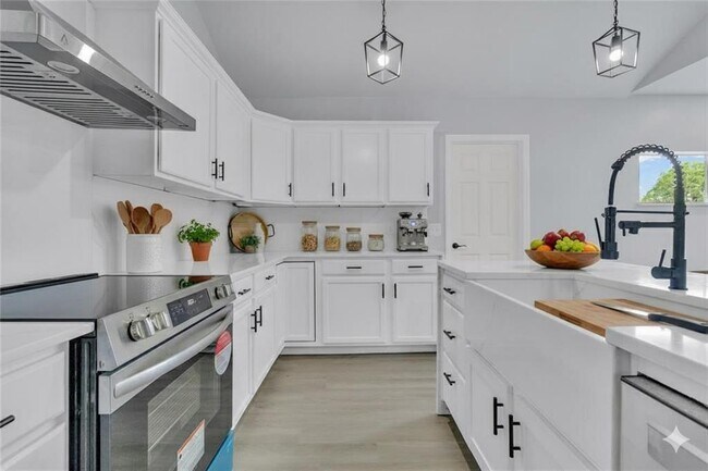 Building Photo - 544 N Elm Ave