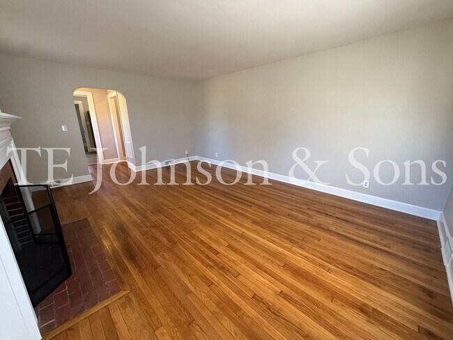 Building Photo - Charming 2BR Home Near Silas Creek Pkwy with Hardwood Floors & Carport