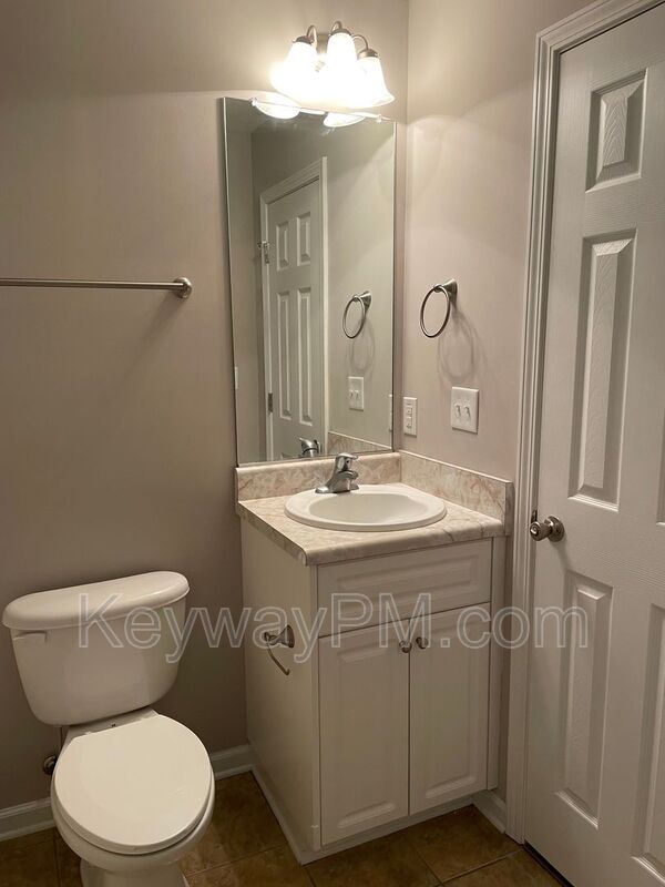 Building Photo - 830 Landing Dr