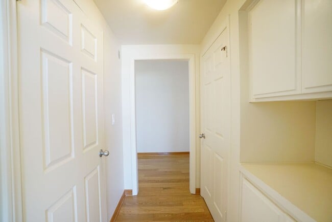 Building Photo - Sunlight Galore 2 Bed / 3Bath + Loft + Sundeck Condo in Westwood!