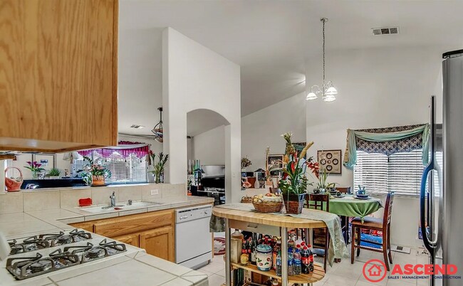 Building Photo - Beautiful 3BD/2BA Home in SW Bakersfield — Fireplace, Landscaping Included & Lovely Backyard!