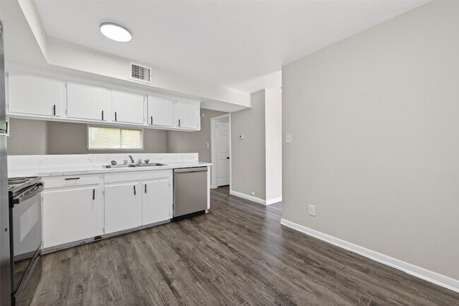 Building Photo - 427 Hollyvale Dr