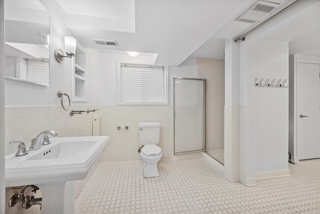 Building Photo - 1340 Oak St