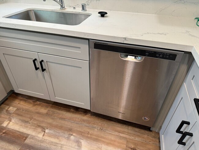 Building Photo - NICE 2 BED 1 BATH IN GREAT LOCATION IN AUBUN!