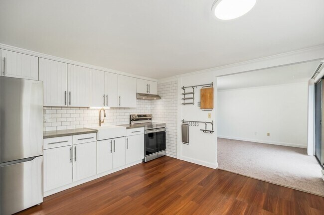 Primary Photo - 138 Main St