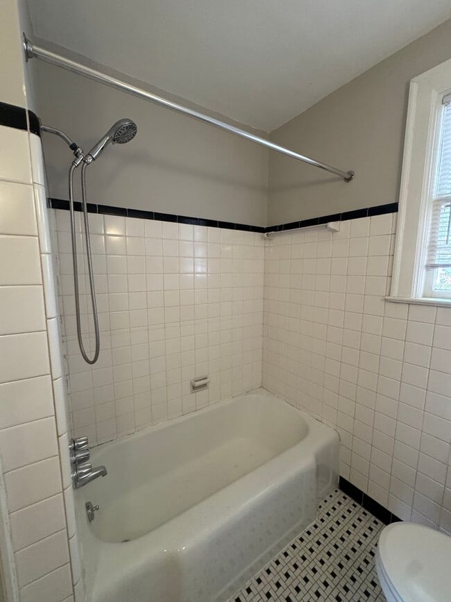 Building Photo - Adorable Home