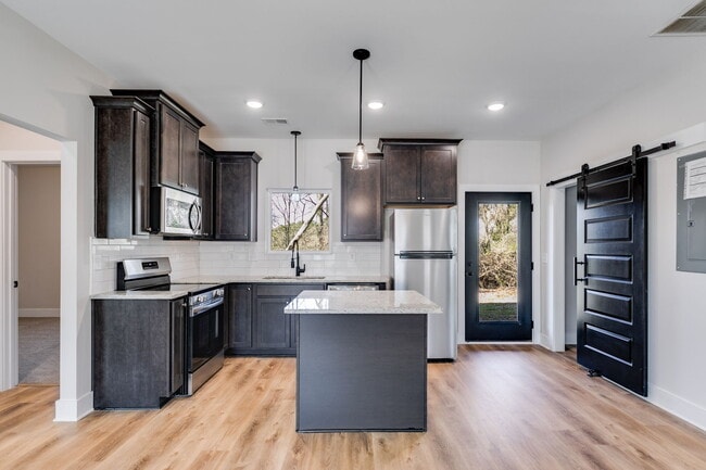 Building Photo - 319 Bledsoe St