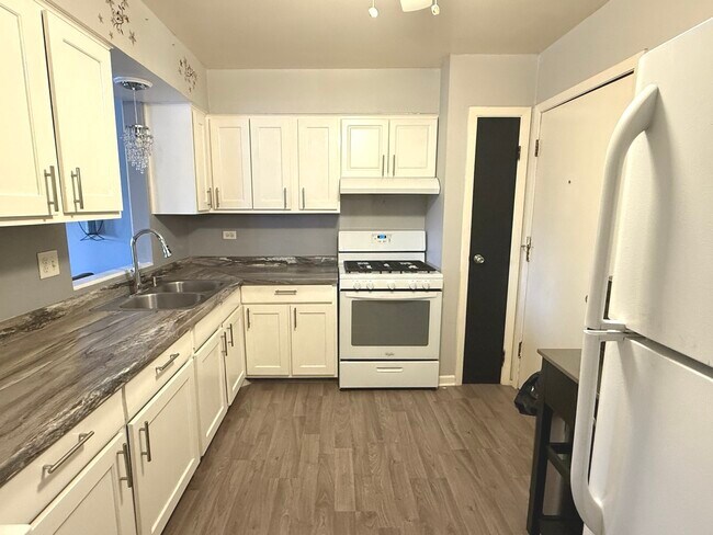 Building Photo - 5725 Holmes Ave