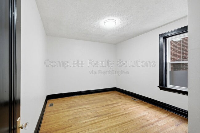 Building Photo - 5055 Lindenwood Ave