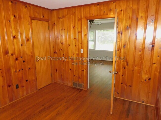 Building Photo - 715 S Hawthorne Rd