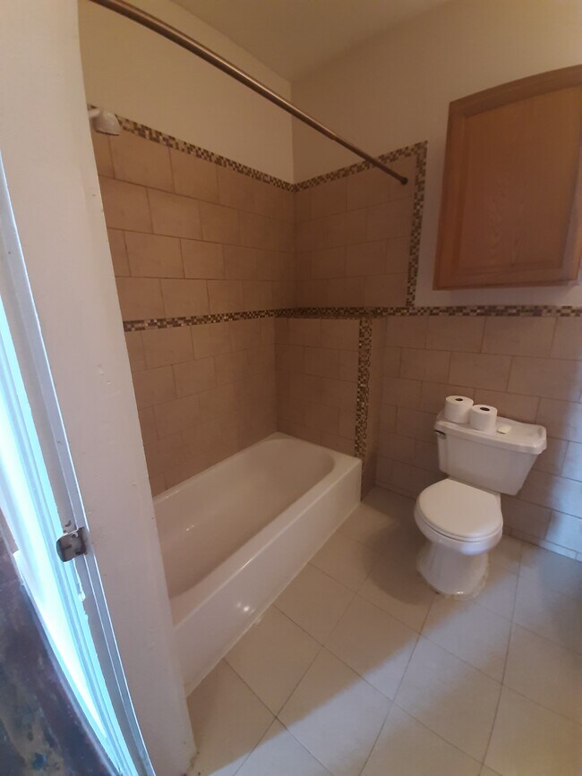 Bathtub - 1522 Winnie St