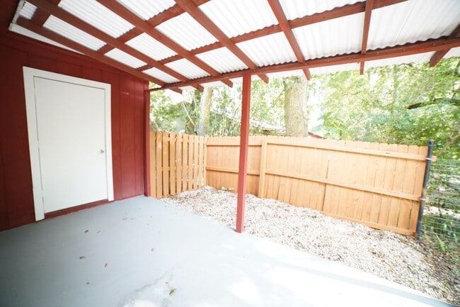 Building Photo - 2 bed / 1 bath Townhome on Tharpe