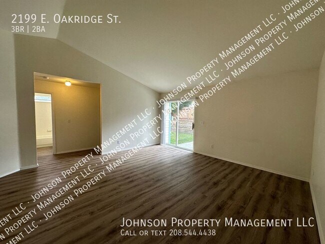 Building Photo - 2199 E Oakridge St