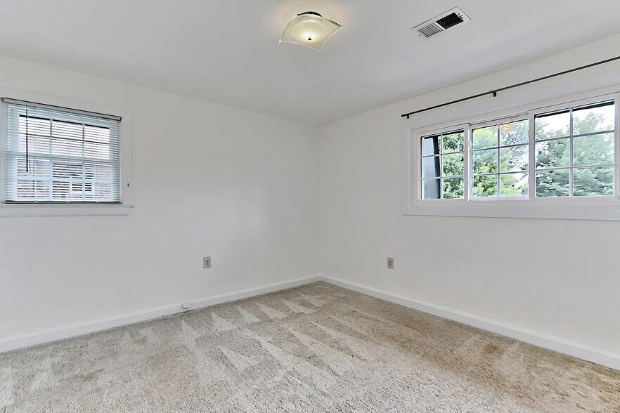 Building Photo - 453 Hampton Ct