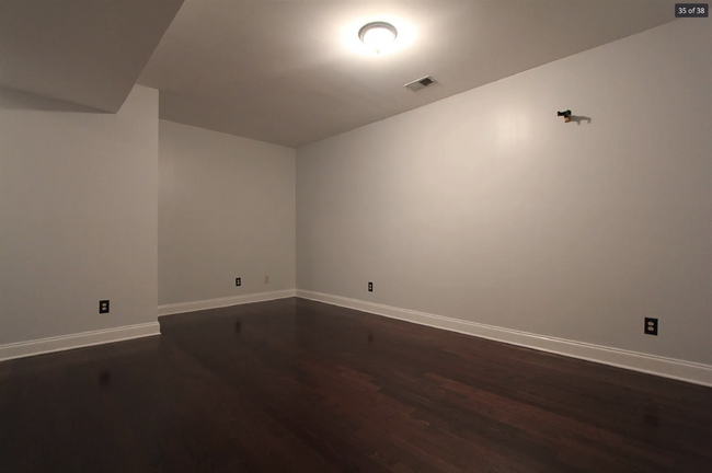 Building Photo - Spacious townhome, garage, 2 bed, 2 bath, ...