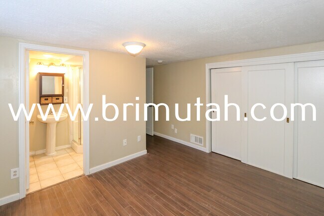 Building Photo - 1239 E Ridgedale Ln