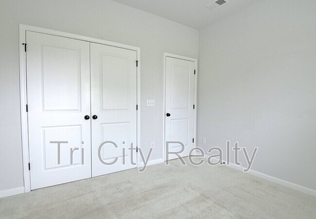 Building Photo - 504 Albertson Ave