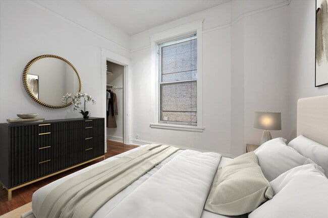 Building Photo - 709 W Roscoe St