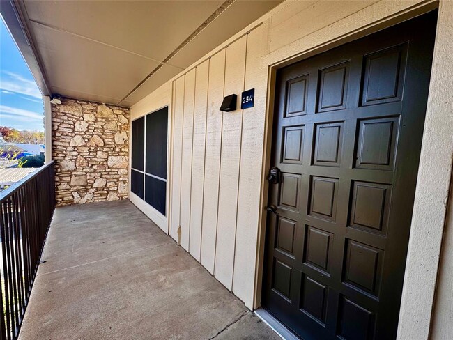 Building Photo - 500 E Riverside Dr