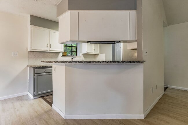 Building Photo - 2241 Prytania Cir