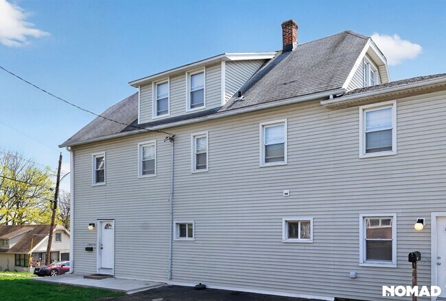 Building Photo - Charming 2BR Duplex in West Haven
