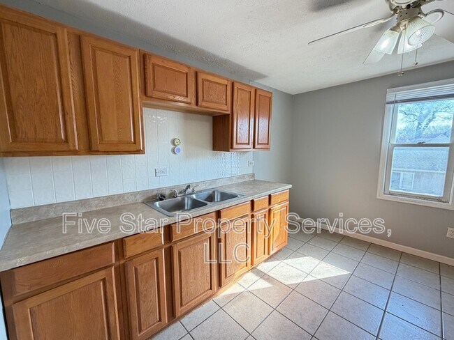 Building Photo - 100 1/2 N State St