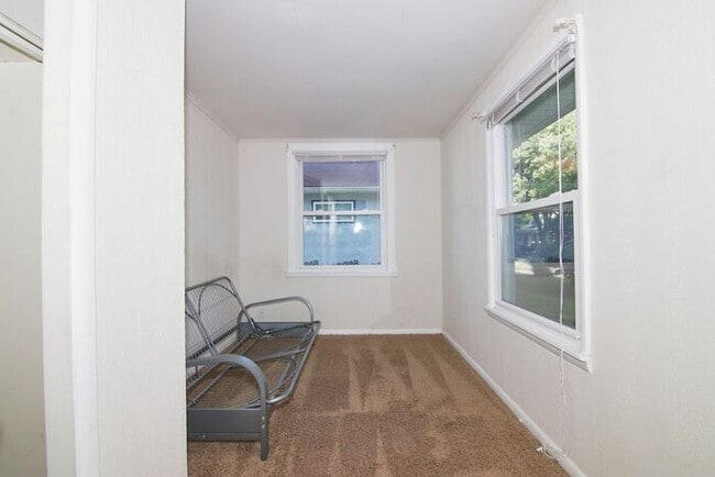 Building Photo - Walking Distance To U Indy Campus!