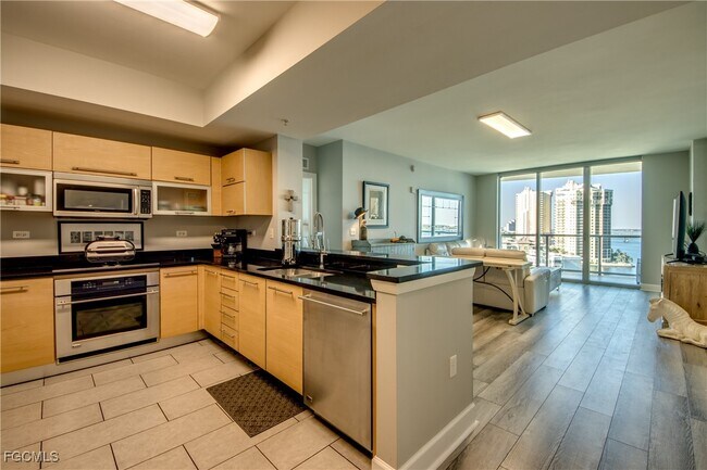 Building Photo - 3000 Oasis Grand Blvd